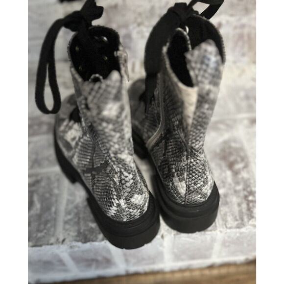 DV Dolce Vita Fume Women’s Chunky Platform Boots SZ 7.5 Snake Print Black White - Picture 5 of 10